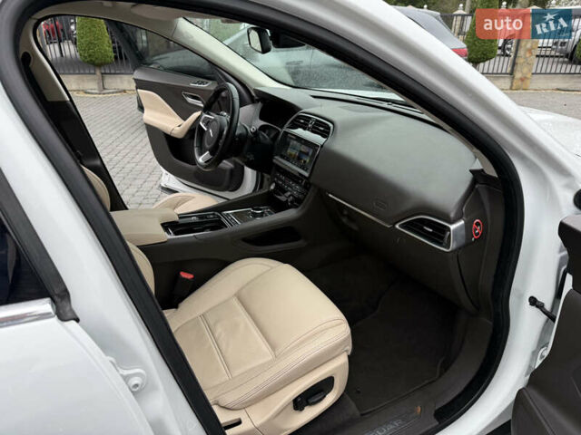 Білий Ягуар Ф-Пейс, об'ємом двигуна 2 л та пробігом 125 тис. км за 22700 $, фото 25 на Automoto.ua