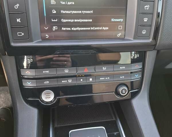 Білий Ягуар Ф-Пейс, об'ємом двигуна 2 л та пробігом 122 тис. км за 24400 $, фото 47 на Automoto.ua