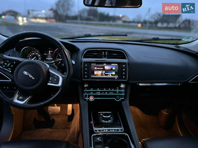 Белый Ягуар Ф-Пейс, объемом двигателя 3 л и пробегом 160 тыс. км за 25500 $, фото 42 на Automoto.ua