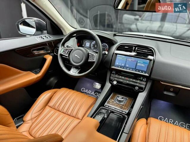 Белый Ягуар Ф-Пейс, объемом двигателя 3 л и пробегом 71 тыс. км за 27900 $, фото 45 на Automoto.ua