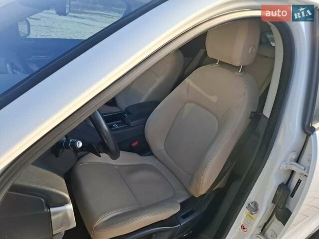 Білий Ягуар Ф-Пейс, об'ємом двигуна 2 л та пробігом 122 тис. км за 24400 $, фото 14 на Automoto.ua