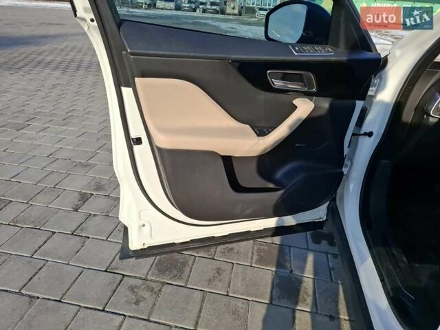 Білий Ягуар Ф-Пейс, об'ємом двигуна 2 л та пробігом 122 тис. км за 24400 $, фото 9 на Automoto.ua