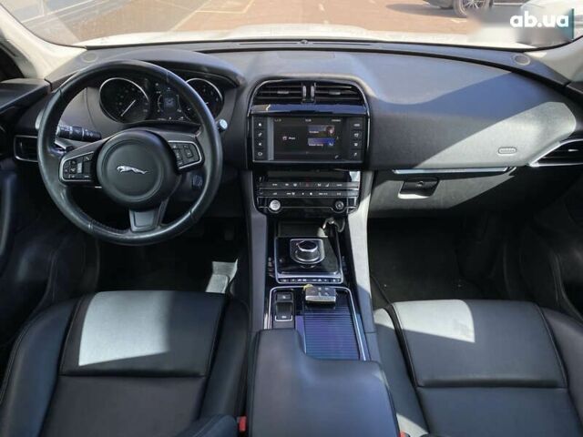 Белый Ягуар Ф-Пейс, объемом двигателя 2 л и пробегом 120 тыс. км за 23900 $, фото 18 на Automoto.ua