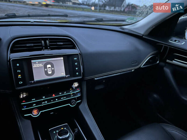 Белый Ягуар Ф-Пейс, объемом двигателя 3 л и пробегом 160 тыс. км за 25500 $, фото 56 на Automoto.ua