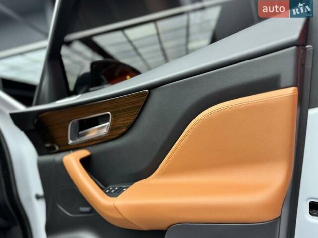 Белый Ягуар Ф-Пейс, объемом двигателя 3 л и пробегом 71 тыс. км за 27900 $, фото 64 на Automoto.ua
