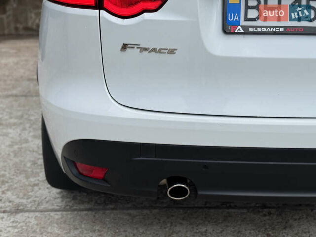 Білий Ягуар Ф-Пейс, об'ємом двигуна 2 л та пробігом 100 тис. км за 25700 $, фото 35 на Automoto.ua