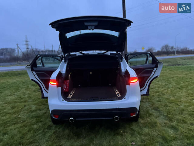 Белый Ягуар Ф-Пейс, объемом двигателя 3 л и пробегом 160 тыс. км за 25500 $, фото 76 на Automoto.ua