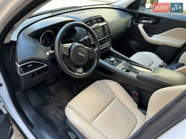 Білий Ягуар Ф-Пейс, об'ємом двигуна 2 л та пробігом 105 тис. км за 24500 $, фото 10 на Automoto.ua