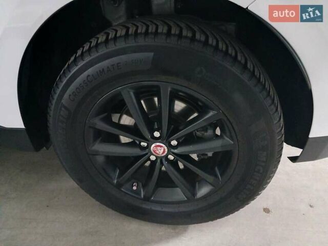 Белый Ягуар Ф-Пейс, объемом двигателя 2 л и пробегом 102 тыс. км за 24500 $, фото 39 на Automoto.ua