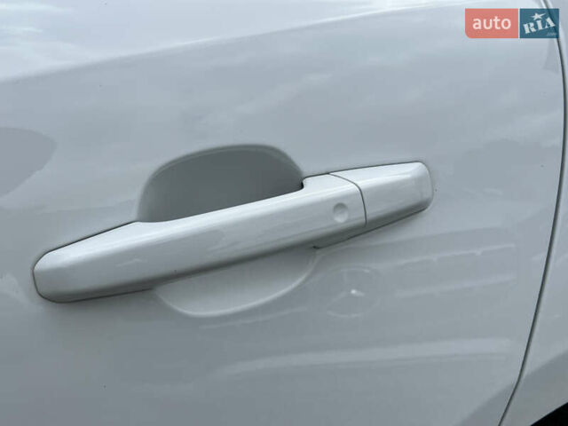 Белый Ягуар Ф-Пейс, объемом двигателя 2 л и пробегом 177 тыс. км за 28990 $, фото 58 на Automoto.ua