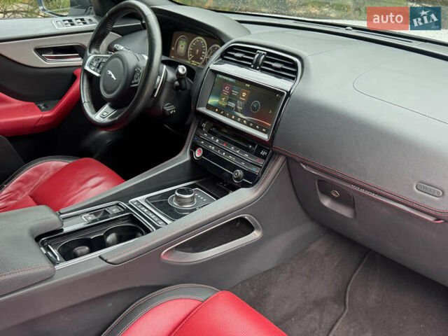 Білий Ягуар Ф-Пейс, об'ємом двигуна 2 л та пробігом 100 тис. км за 25700 $, фото 71 на Automoto.ua