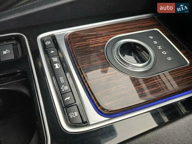 Белый Ягуар Ф-Пейс, объемом двигателя 2 л и пробегом 102 тыс. км за 24500 $, фото 24 на Automoto.ua