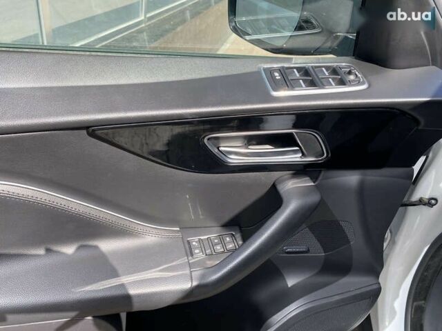 Белый Ягуар Ф-Пейс, объемом двигателя 2 л и пробегом 120 тыс. км за 23900 $, фото 15 на Automoto.ua