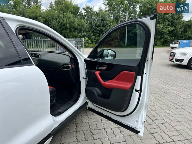 Белый Ягуар Ф-Пейс, объемом двигателя 2 л и пробегом 177 тыс. км за 28990 $, фото 28 на Automoto.ua