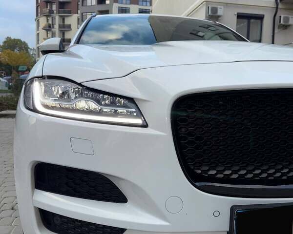 Белый Ягуар Ф-Пейс, объемом двигателя 2 л и пробегом 96 тыс. км за 38000 $, фото 19 на Automoto.ua