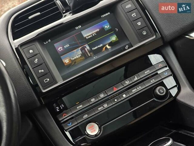 Белый Ягуар Ф-Пейс, объемом двигателя 3 л и пробегом 152 тыс. км за 24999 $, фото 37 на Automoto.ua