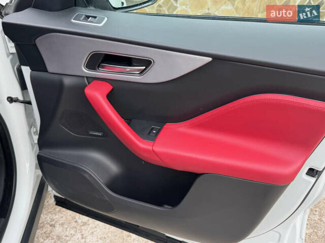 Білий Ягуар Ф-Пейс, об'ємом двигуна 2 л та пробігом 100 тис. км за 25700 $, фото 68 на Automoto.ua