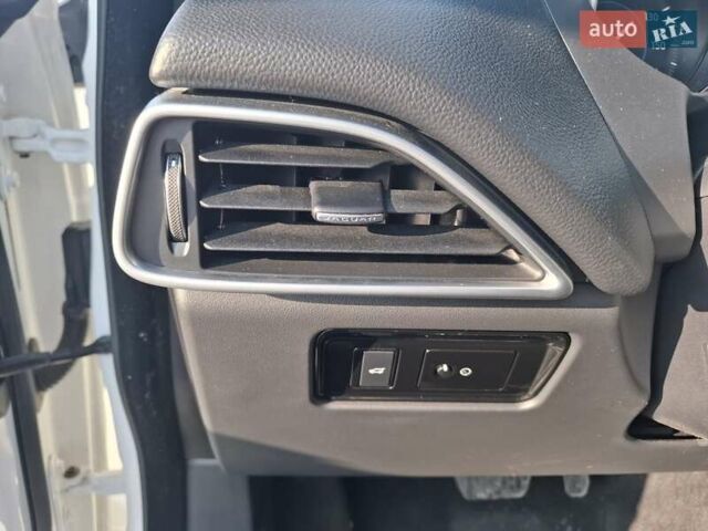 Білий Ягуар Ф-Пейс, об'ємом двигуна 2 л та пробігом 122 тис. км за 26500 $, фото 57 на Automoto.ua