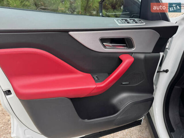 Білий Ягуар Ф-Пейс, об'ємом двигуна 2 л та пробігом 100 тис. км за 25700 $, фото 42 на Automoto.ua