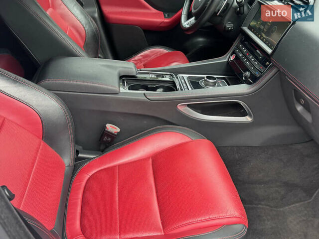 Білий Ягуар Ф-Пейс, об'ємом двигуна 2 л та пробігом 100 тис. км за 25700 $, фото 70 на Automoto.ua