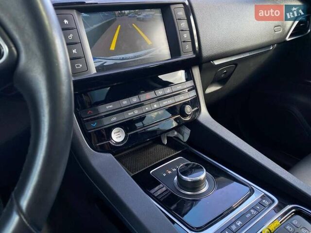 Белый Ягуар Ф-Пейс, объемом двигателя 2 л и пробегом 120 тыс. км за 22900 $, фото 23 на Automoto.ua