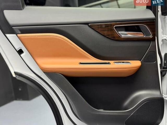 Белый Ягуар Ф-Пейс, объемом двигателя 3 л и пробегом 71 тыс. км за 27900 $, фото 48 на Automoto.ua