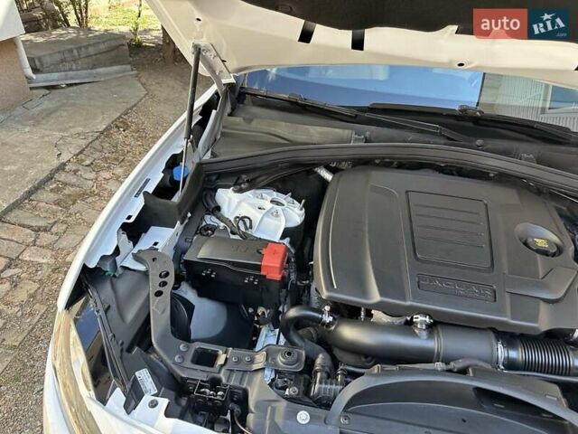 Білий Ягуар Ф-Пейс, об'ємом двигуна 2 л та пробігом 105 тис. км за 24500 $, фото 6 на Automoto.ua