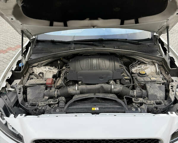 Белый Ягуар Ф-Пейс, объемом двигателя 3 л и пробегом 151 тыс. км за 22900 $, фото 19 на Automoto.ua