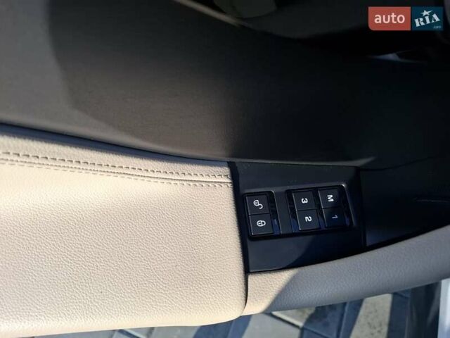 Білий Ягуар Ф-Пейс, об'ємом двигуна 2 л та пробігом 122 тис. км за 24400 $, фото 12 на Automoto.ua