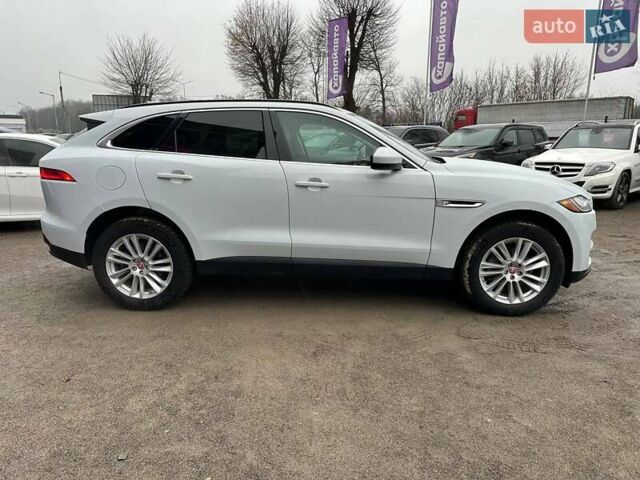 Белый Ягуар Ф-Пейс, объемом двигателя 2 л и пробегом 119 тыс. км за 26000 $, фото 3 на Automoto.ua