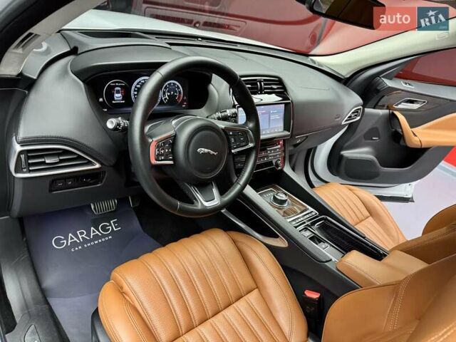 Белый Ягуар Ф-Пейс, объемом двигателя 3 л и пробегом 71 тыс. км за 27900 $, фото 38 на Automoto.ua