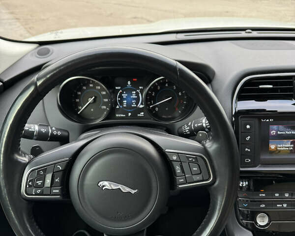 Белый Ягуар Ф-Пейс, объемом двигателя 3 л и пробегом 151 тыс. км за 22900 $, фото 12 на Automoto.ua