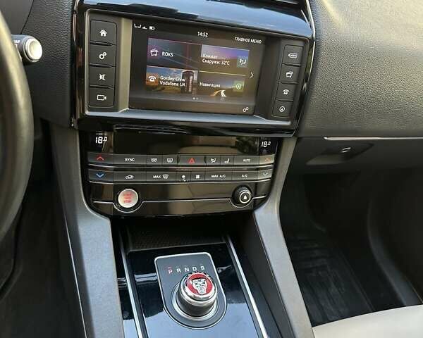 Білий Ягуар Ф-Пейс, об'ємом двигуна 2 л та пробігом 105 тис. км за 24500 $, фото 12 на Automoto.ua