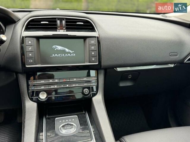 Білий Ягуар Ф-Пейс, об'ємом двигуна 2 л та пробігом 122 тис. км за 22500 $, фото 16 на Automoto.ua