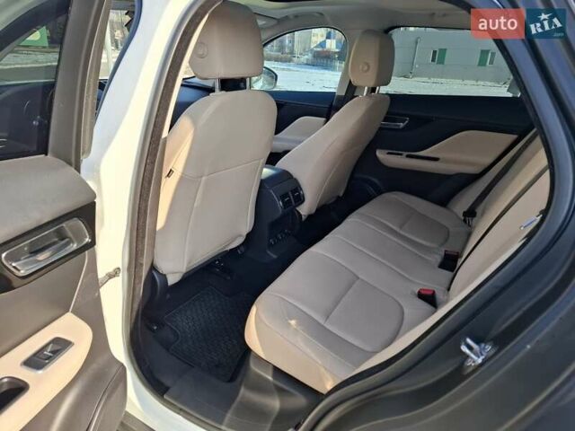 Білий Ягуар Ф-Пейс, об'ємом двигуна 2 л та пробігом 122 тис. км за 24400 $, фото 16 на Automoto.ua