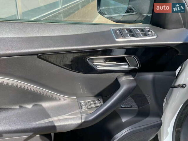 Белый Ягуар Ф-Пейс, объемом двигателя 2 л и пробегом 120 тыс. км за 21900 $, фото 15 на Automoto.ua