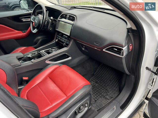 Белый Ягуар Ф-Пейс, объемом двигателя 2 л и пробегом 177 тыс. км за 28990 $, фото 30 на Automoto.ua