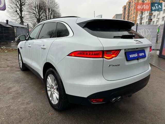 Белый Ягуар Ф-Пейс, объемом двигателя 2 л и пробегом 119 тыс. км за 26000 $, фото 6 на Automoto.ua