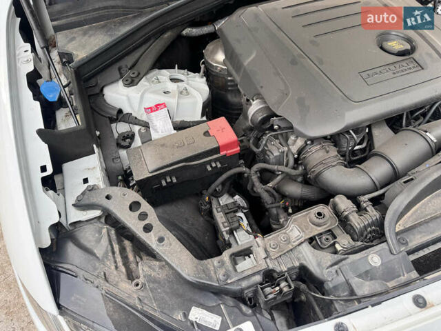 Білий Ягуар Ф-Пейс, об'ємом двигуна 2 л та пробігом 100 тис. км за 25700 $, фото 76 на Automoto.ua