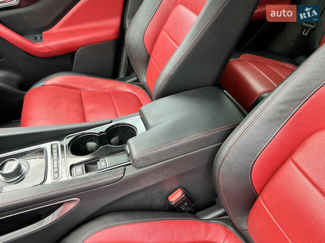 Белый Ягуар Ф-Пейс, объемом двигателя 2 л и пробегом 177 тыс. км за 28990 $, фото 47 на Automoto.ua