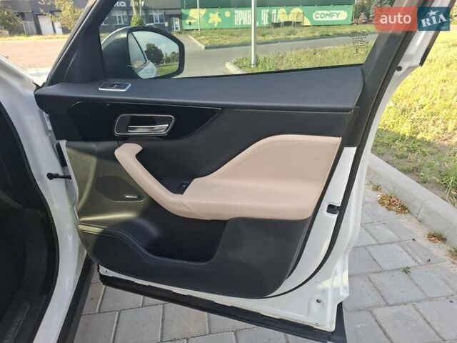 Білий Ягуар Ф-Пейс, об'ємом двигуна 2 л та пробігом 122 тис. км за 24400 $, фото 68 на Automoto.ua