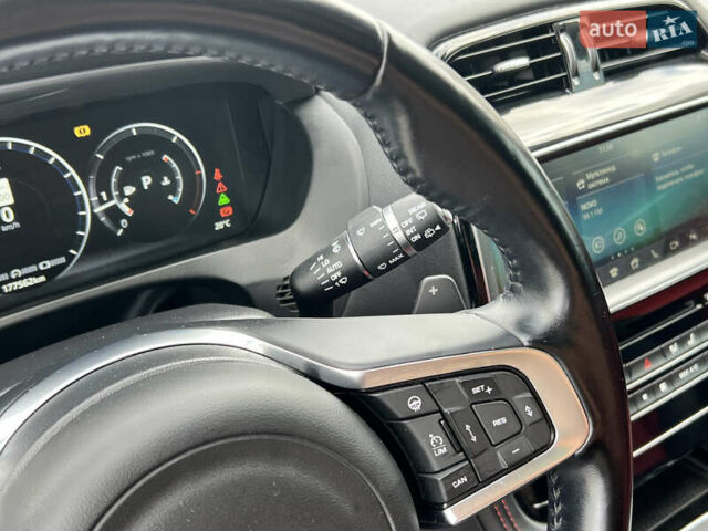 Белый Ягуар Ф-Пейс, объемом двигателя 2 л и пробегом 177 тыс. км за 28990 $, фото 41 на Automoto.ua