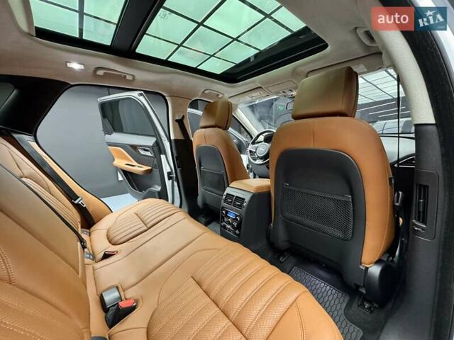 Белый Ягуар Ф-Пейс, объемом двигателя 3 л и пробегом 71 тыс. км за 27900 $, фото 60 на Automoto.ua