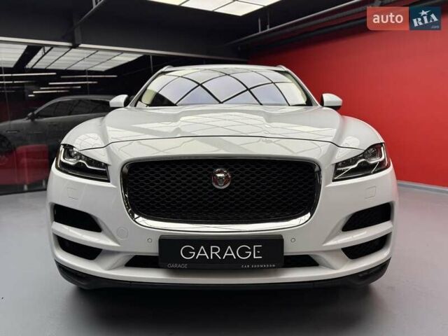 Белый Ягуар Ф-Пейс, объемом двигателя 3 л и пробегом 71 тыс. км за 27900 $, фото 2 на Automoto.ua