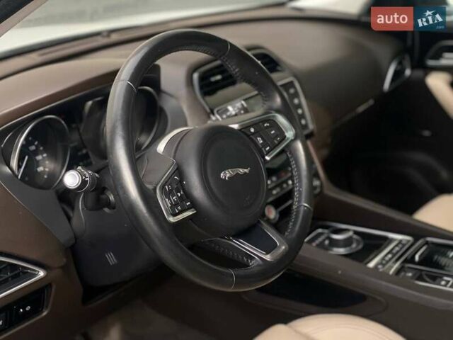 Белый Ягуар Ф-Пейс, объемом двигателя 2 л и пробегом 49 тыс. км за 24290 $, фото 14 на Automoto.ua
