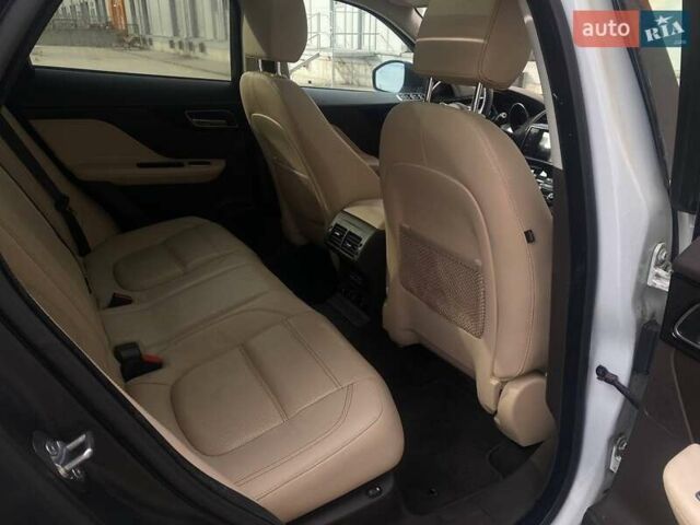 Белый Ягуар Ф-Пейс, объемом двигателя 2 л и пробегом 49 тыс. км за 24290 $, фото 19 на Automoto.ua