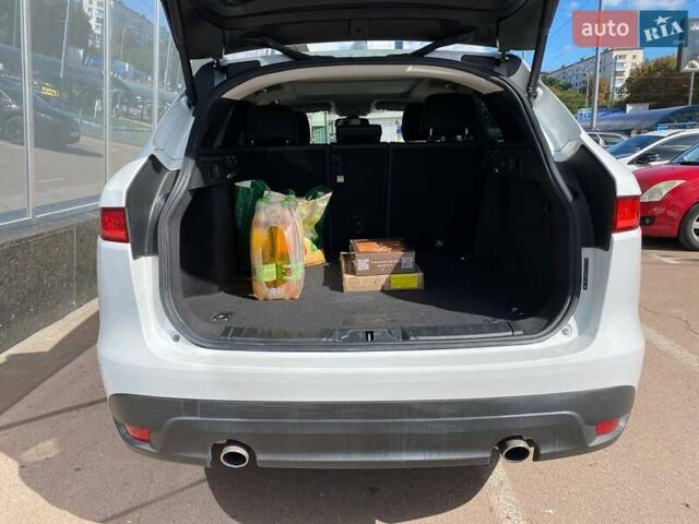 Белый Ягуар Ф-Пейс, объемом двигателя 2 л и пробегом 120 тыс. км за 22900 $, фото 25 на Automoto.ua