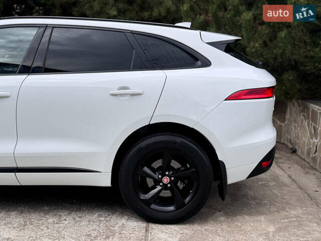 Білий Ягуар Ф-Пейс, об'ємом двигуна 2 л та пробігом 100 тис. км за 25700 $, фото 6 на Automoto.ua