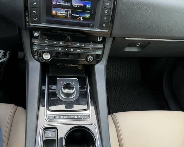 Белый Ягуар Ф-Пейс, объемом двигателя 3 л и пробегом 151 тыс. км за 22900 $, фото 15 на Automoto.ua