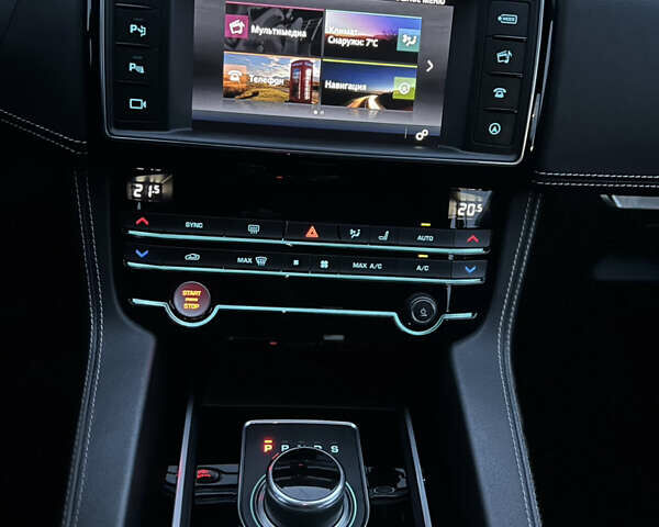 Белый Ягуар Ф-Пейс, объемом двигателя 3 л и пробегом 160 тыс. км за 25500 $, фото 51 на Automoto.ua